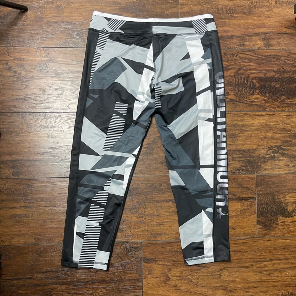 EUC UNDERARMOUR GEOMETRIC CAPRI LEGGING MEDIUM